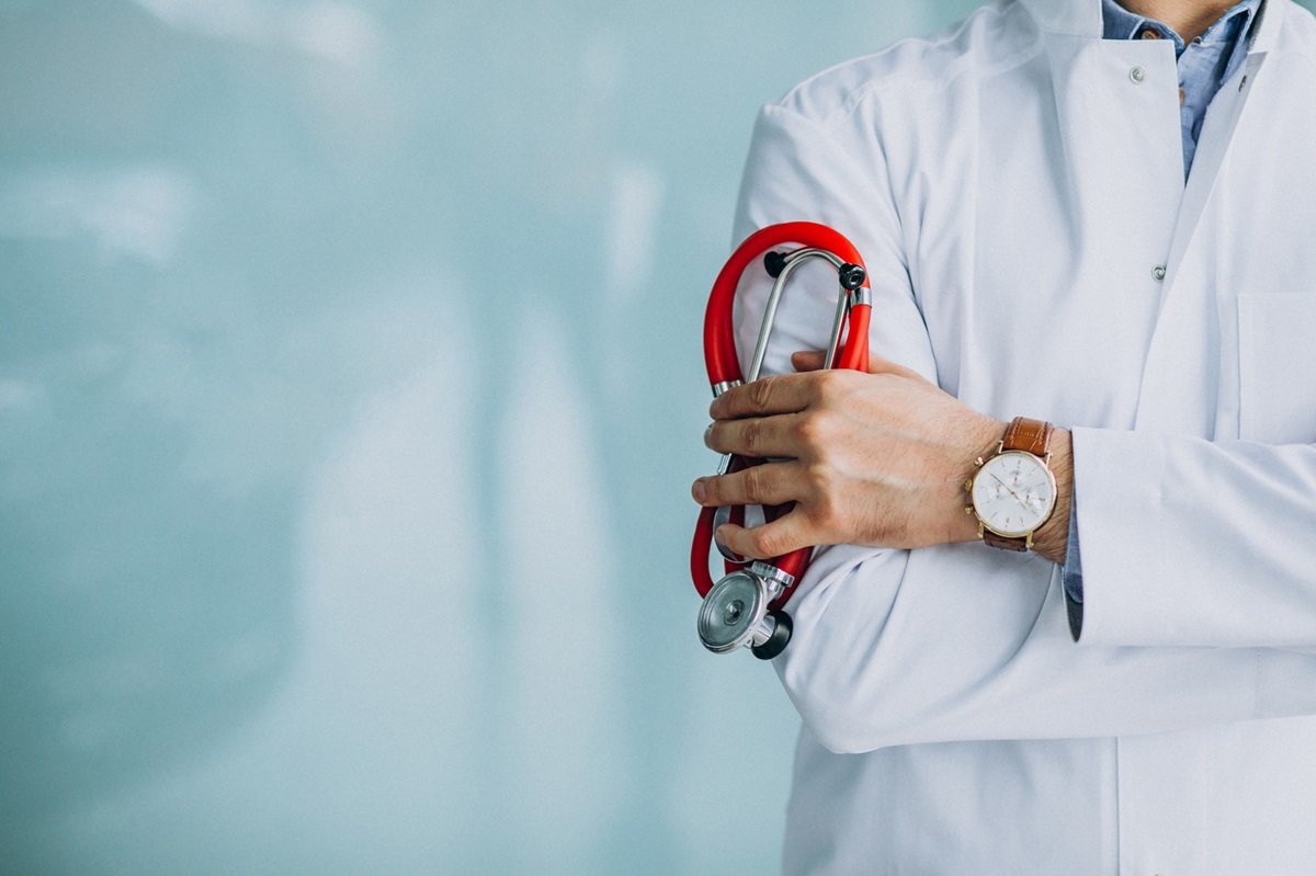 SEO vs Traditional Marketing in UAE Healthcare: A Data-Driven Analysis